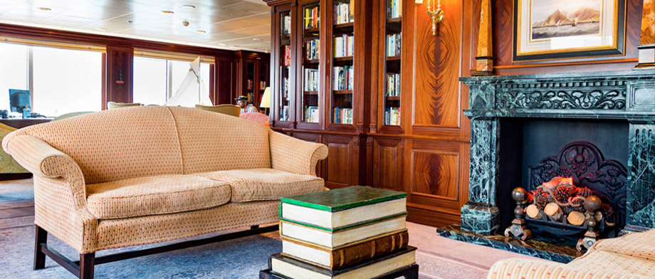 Behagliche Bibliothek an Bord der Azamara Pursuit