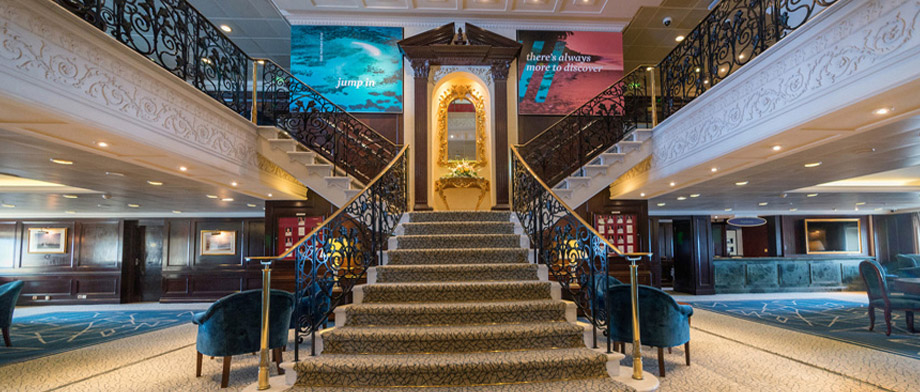 Großzügige Lobby der Azamara Pursuit