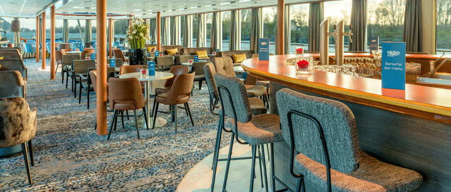 Lounge mit Panorama-Fenstern auf der MS Bijou du Rhone