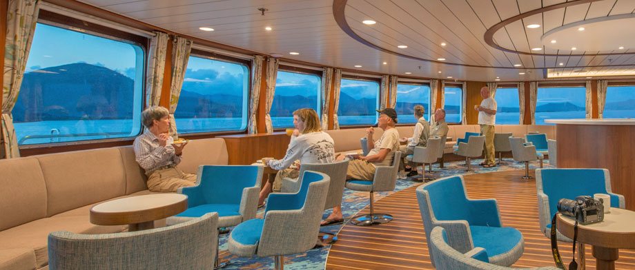 Lounge mit Panoramafenstern an Bord der National Geographic Endeavour II