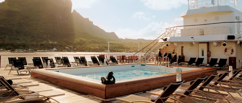 Pool an Deck mit sonnigen Aussichten mit Paul Gaugin Cruises