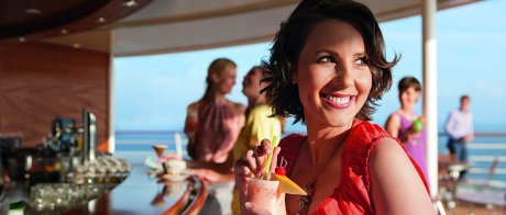 Ocean Bar mit Cocktails zum Genießen auf einem Schiff von AIDA