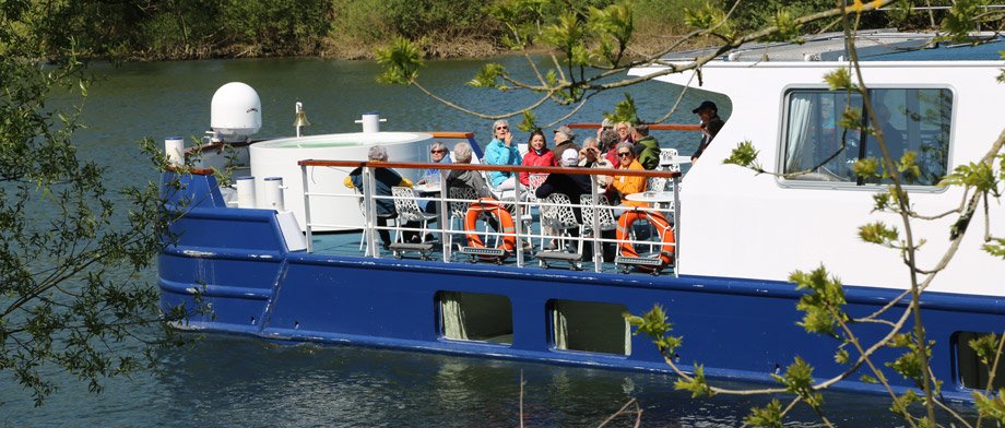 vom Sonnendeck der Anne Marie die Landschaft betrachten