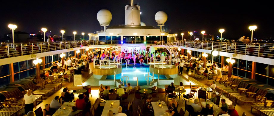 Abendstimmung auf dem Pooldeck der Azamara Quest