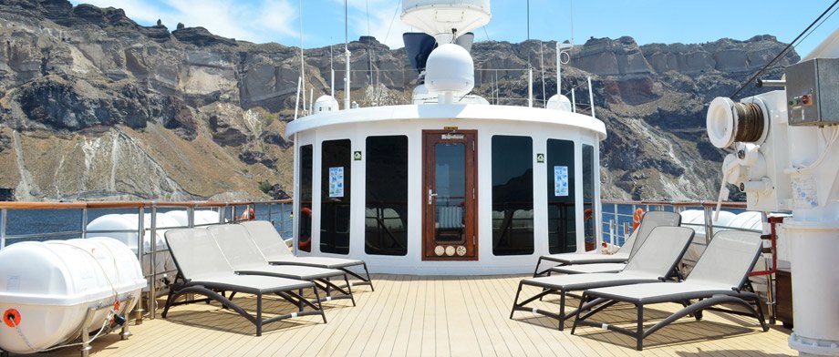 Sonnendeck mit gemütlichen Liegen an Bord der Callisto entspannen