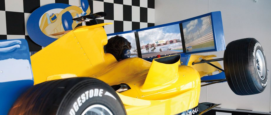 Grand-Prix-Rennwagen-Simulator auf der Carnival Luminosa