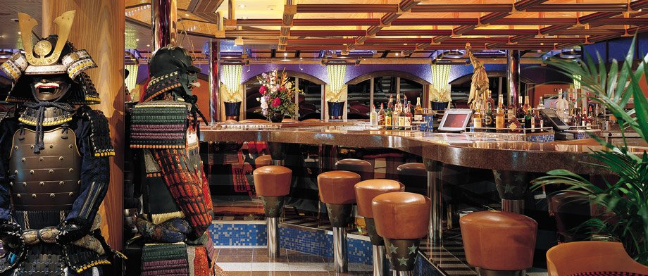 Sanfte Töne und delikate Drinks an der Piano Bar an Bord der Carnival Valor