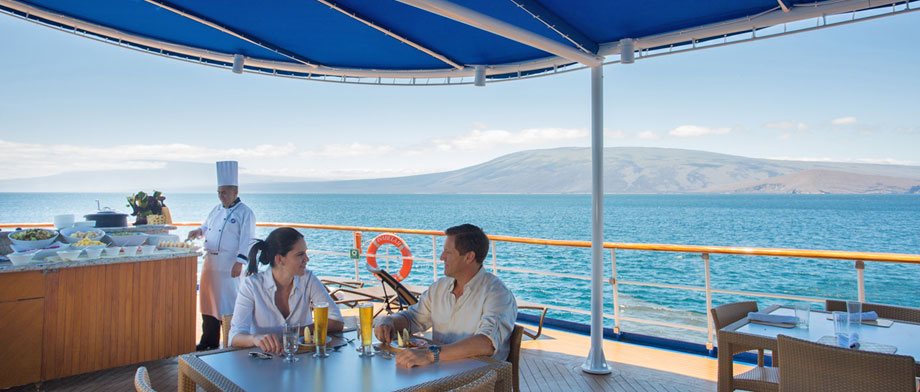 Restaurant auf dem Sonnendeck an Bord der Isabela II