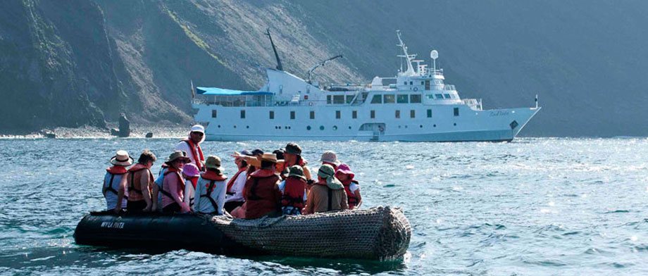 Mit dem Schlauchboot der La Pinta auf Expeditionsfahrt