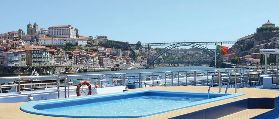 Großes Sonnendeck der MS Douro Queen mit Pool