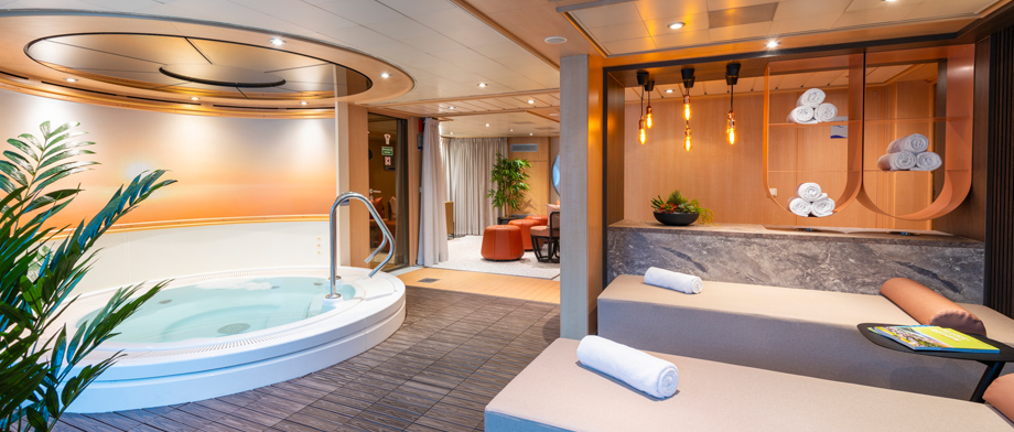 Wellnessraum mit Whirlpool