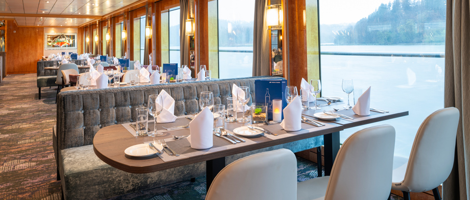 Restaurant der MS Maxima mit Panorama-Fenstern