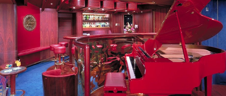 Stimmungsvolle Musikklänge in der Piano Bar der MS Volendam