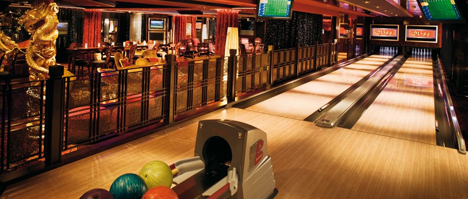 Spiel, Spaß und Unterhaltung auf der Bowlingbahn der Norwegian Pearl