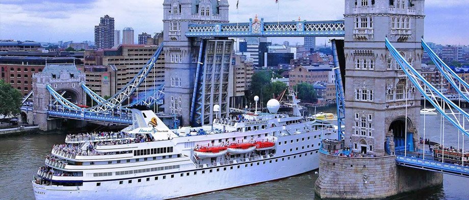 Die Ocean Majesty von Hansa Touristik unter der Tower Bridge in London