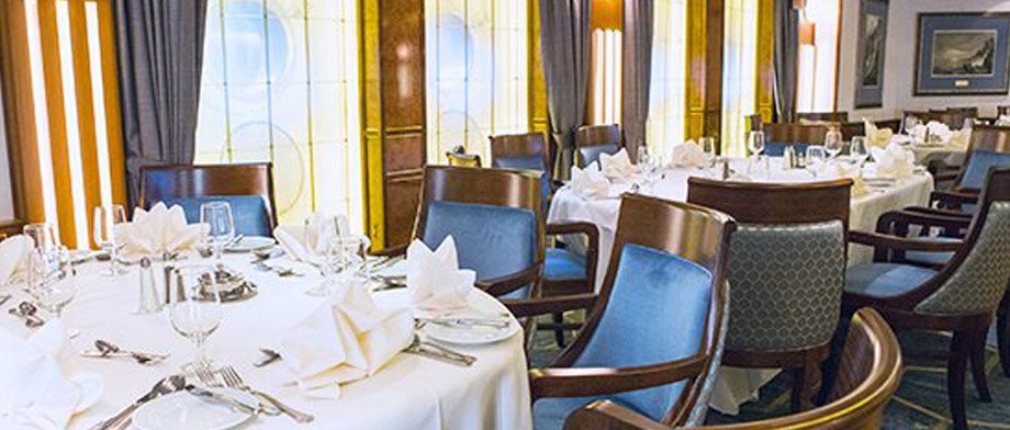 Im eleganten Restaurant an Bord der Sea Spirit speisen