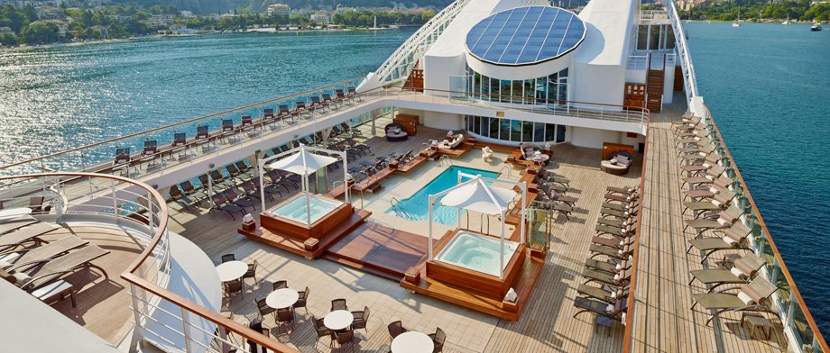 Gepflegt entspannen bei einem Bad auf dem Pooldeck der Seabourn Sojourn