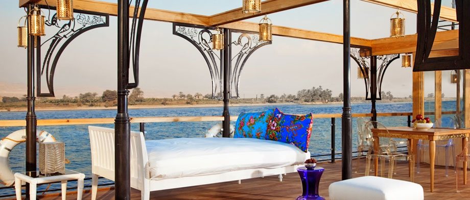 Pooldeck der Zein Nile Chateau mit Liegen